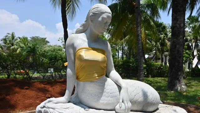 इंडोनेशिया में जलपरियों के वक्ष क्यों ढंके जा रहे हैं