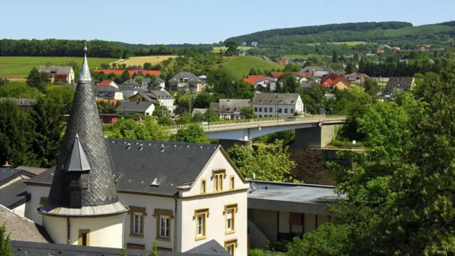 Schengen fue escogido para la firma del tratado sobre libre circulación porque es el punto en el que se encuentran las fronteras de Francia y Alemania con un país del Benelux.