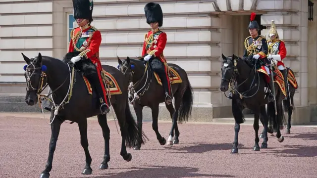 Charles, William e a princesa deixam o Paláciorobo aviator real bet gratisBuckingham para a cerimônia Trooping the Color