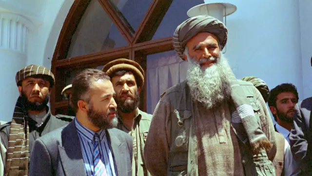 عبدالرب رسول سیاف به همراه سید ابراهیم حکمت، سفیر وقت افغانستان در دوشنبه