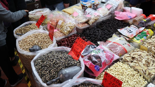 大稻埕传统年货多办大袋装,以秤斤论两出售,通常年轻人对此都摸不着门。