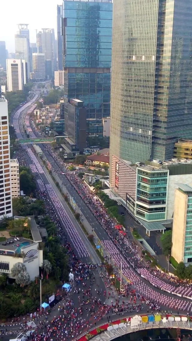 Tak hanya di dalam kawasan Monas, ruas jalan Thamrin menjadi lebih ramai dari minggu-minggu sebelumnya, saat kegiatan hari bebas kendaraan bermotor digelar.