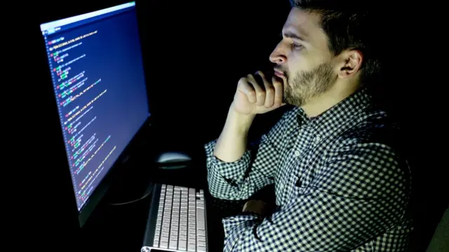 Ваш рабочий день часто превращается в рабочую ночь? В плане карьеры и роста зарплаты вам это не поможет