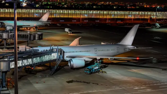 Aeroporto e avião pousado