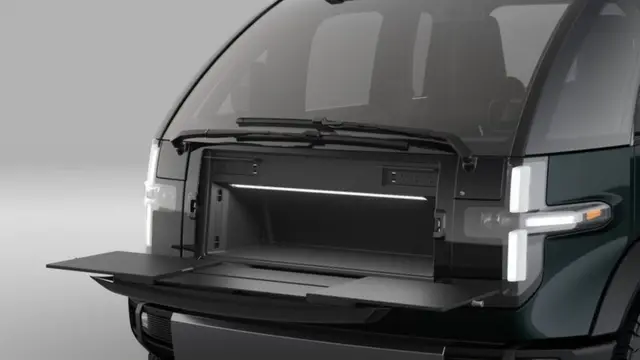 از کاپوت ماشین می‌توان به عنوان میز کار استفاده کرد