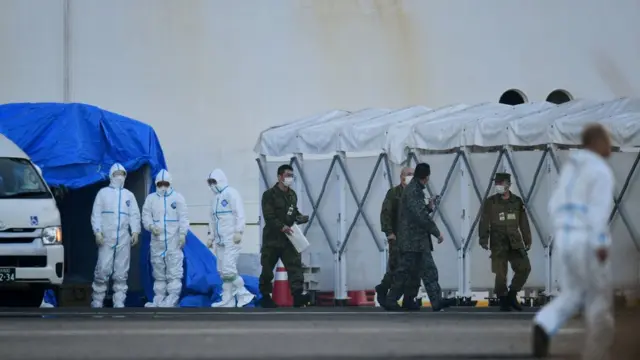 জাহাজে কারো সংক্রমণ দেখা দিলে তাকে বাইরে নিয়ে চিকিৎসা দেয়া হচ্ছে।