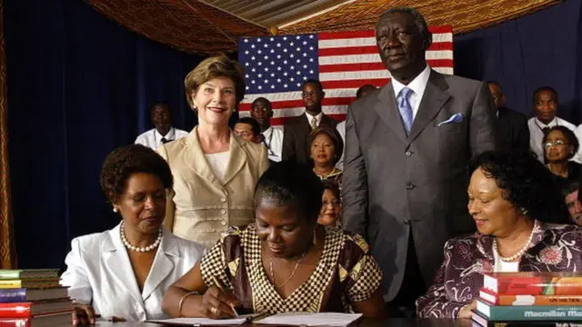 Elizabeth Ohene (au milieu), ministre chargée de l'Enseignement supérieur, lors de la visite au Gnana de la Première Dame des Etats-Unis, Laura Bush, 17 janvier 2006, à Accra. Debout, le président John Kuffuor.
