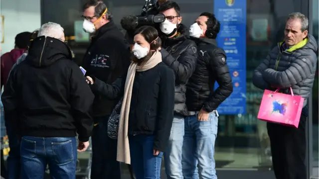 ইটালিতে দুটি ছোট শহর পুরোপুরি বন্ধ করে দেয়ার পর আতংক ছড়িয়েছে অন্যন্য নগরীতেও।