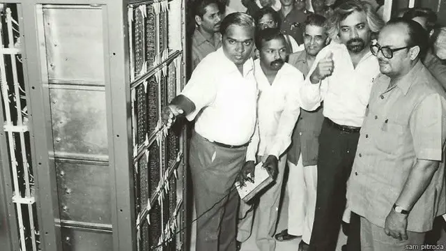 पूर्व केंद्रीय मंत्री अर्जुन सिंह के साथ सैम पित्रोदा