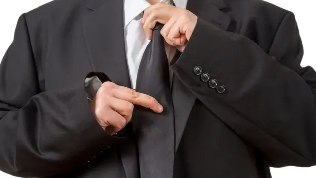 Hombre arreglándose la corbata