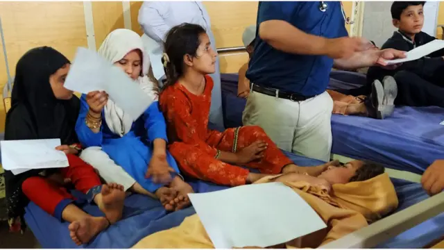 صوبائی وزیر صحت ڈاکٹر ہشام خان نے ان دنوں پریس کانفرس کرتے ہوئے کہا تھا کہ دو دنوں میں پشاور کے پانچ بڑے ہسپتالوں میں پچاس ہزار سے زائد بچوں کو ہسپتالوں میں معائینہ کے لیے لایا گیا۔ تاہم زیادہ تر بچوں کو ابتدائی طبی امداد کے بعد ہسپتال سے فارغ کردیا گیا تھا۔
