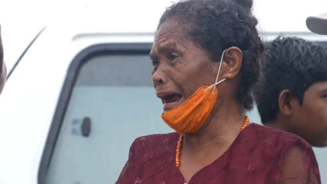 Seorang perempuan menangis di Pelabuhan Adonara.