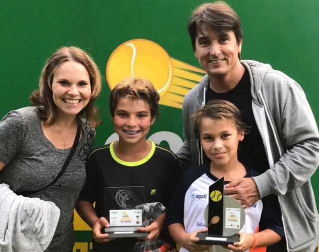 Pedro e Vicente,bet dá sorte12 e 11 anos, com troféusbet dá sortetorneio