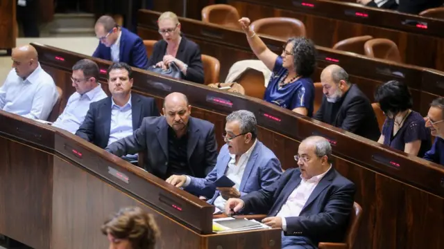 Abashingamateka b'Abarabu bo muri Israel baryiyamirije bivuye inyuma