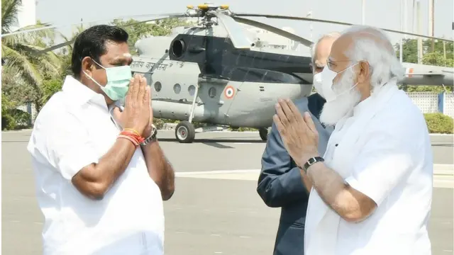 प्रधानमंत्री नरेंद्र मोदी के साथ पलानीस्वामी