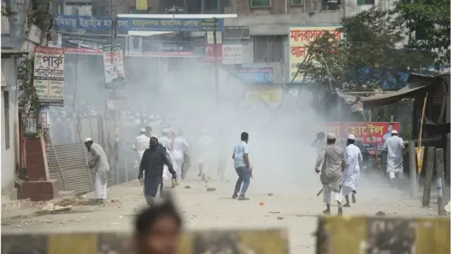 নারায়ণগঞ্জে রাস্তা অবরোধ করে হরতাল পালন করার সময় পুলিশের সাথে সংঘর্ষে জড়ায় হেফাজতে ইসলামের সমর্থকরা।