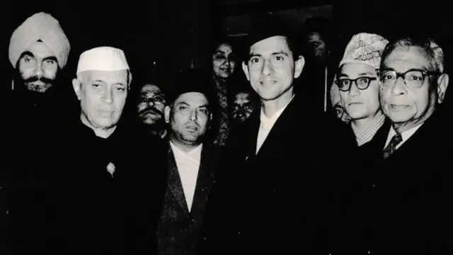 सन् १९६० मा खिचिएको तत्कालीन नेपाली प्रधानमन्त्री बीपी कोइराला र भारतीय प्रधानमन्त्री नेहरू सहित दिल्लीको रेलवेमा लिइएको तस्बिर