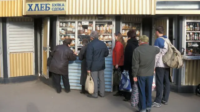 Люди в очереди за хлебом в Петербурге