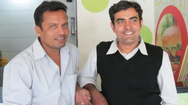 વિવેક વ્યાસ (જમણે) અને તેના સાથી વિમલ પોપટ