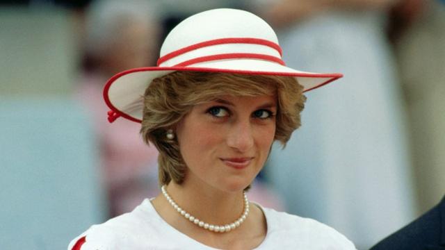 戴安娜巡訪加拿大艾蒙頓時以白帽子打扮亮相（29/6/1983）