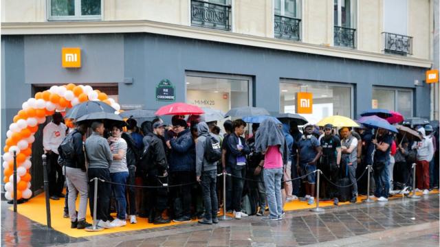 2018年5月，小米在巴黎開了第一家小米專賣店，顧客在店外排隊等候入場。