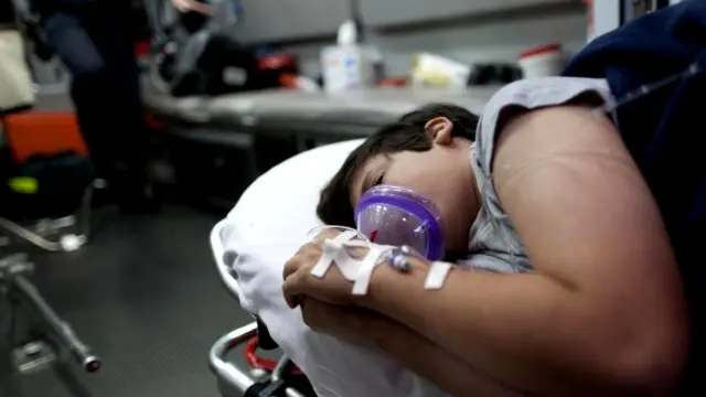 В течение первой ночи после выявления черепно-мозговой травмы у ребенка его состояние следует проверять каждые несколько часов