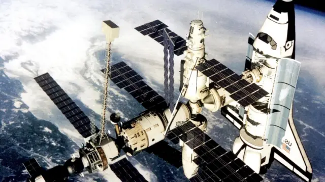 Космонавтам на российской орбитальной станции "Мир" позволяли пить коньяк в небольших количествах