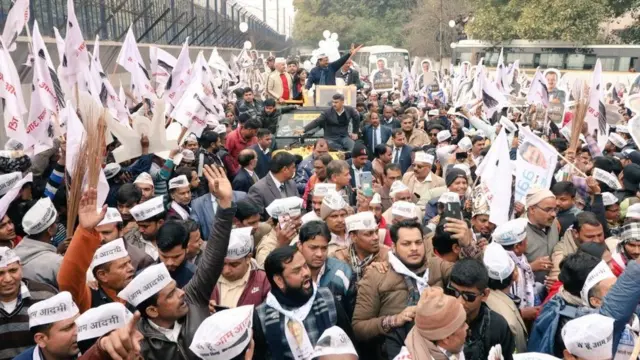 अरविंद केजरीवाल के रोड शो के दौरान की तस्वीर