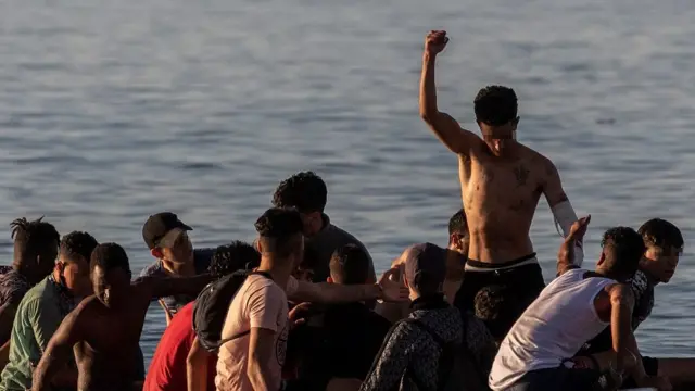 من بين المهاجرين أعداد كبيرة من الأطفال والقصر.