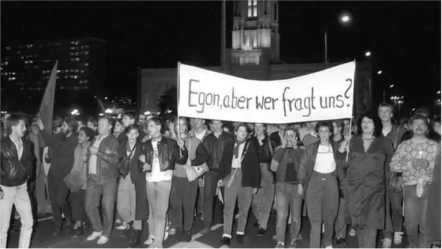 1989లో ఎగాన్‌కు వ్యతిరేకంగా ఆందోళనలు