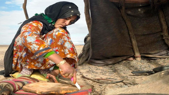 سيدة تعد فطيرة المدفونة