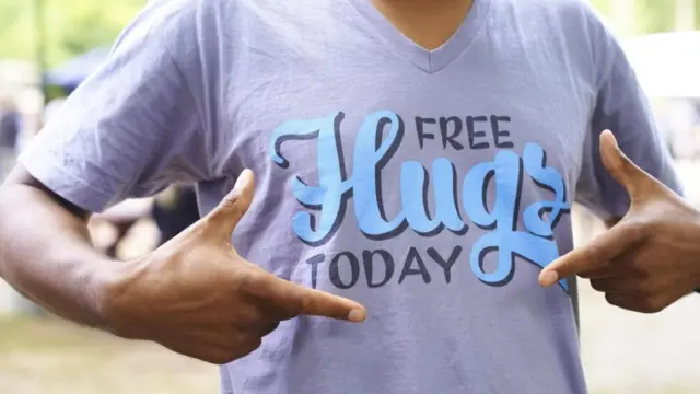 В некоторых компаниях джинсы и рубашка приемлемы, но... всему есть предел