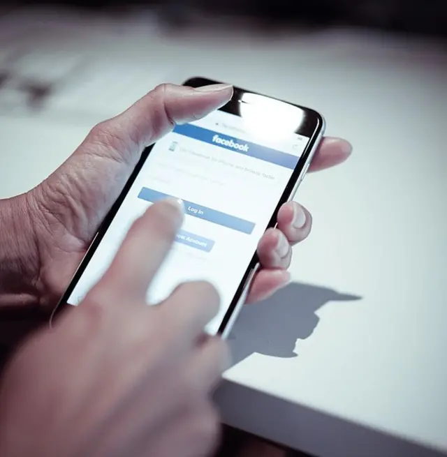 ફેસબુક વાપરતા વ્યક્તિની સાંકેતિક તસવીર