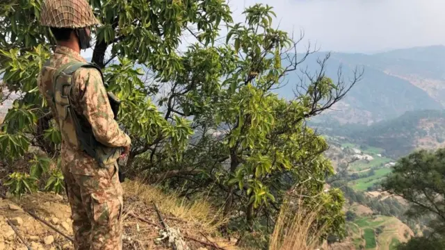 কাশ্মীরের নিয়ন্ত্রণ রেখার পাহারায় এক পাকিস্তানি সৈন্য
