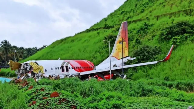 కేరళలో కూలిన విమానం