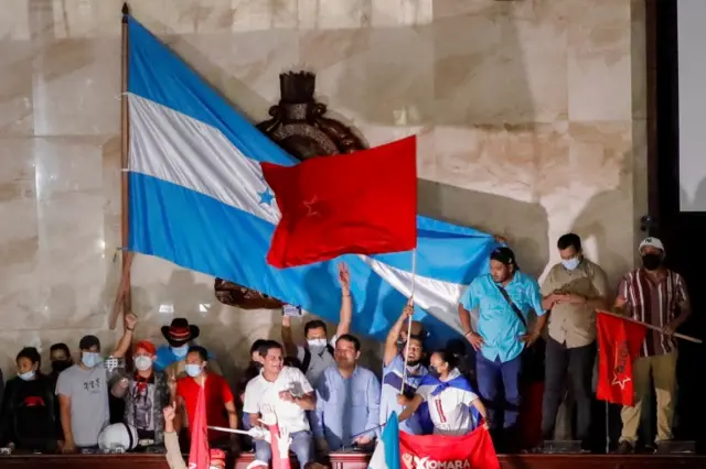 Simpatizantes de Xiomara Castro entran al Congreso Nacional a mostrar apoyo al pacto con el PSH.