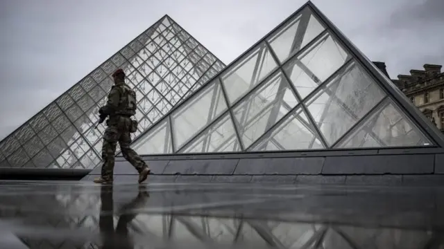 أحد أفراد الشرطة قرب متحف اللوفر في باريس