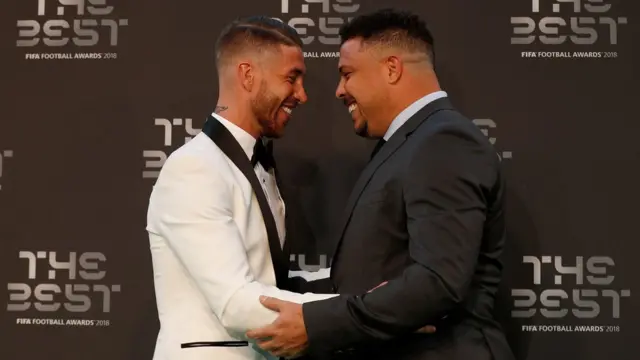 Слева - защитник сборной Испании Серхио Рамос, справа - бывший нападающий сборной Бразилии Роналдо