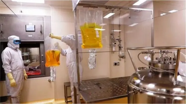 একটি ল্যাবে করোনাভাইরাসের পরীক্ষা চলছে।