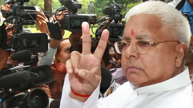 এর আগে লালুপ্রসাদ যাদবের ময়ূর পোষা নিয়েও রাজনৈতিক বিতর্ক হয়েছে