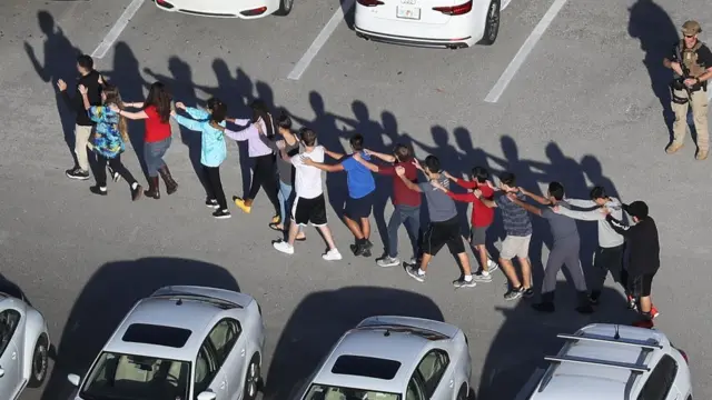 துப்பாக்கி சூட்டிலிருந்து மாணவர்களை காப்பாற்றியது எப்படி