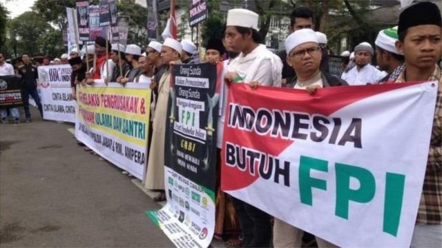 Massa simpatisan FPI mengaku berasal dari berbagai daerah di Jawa Barat, termasuk dari Ciamis dan Tasikmalaya memadati kawasan di depan Gedung Sate, Kota Bandung, pada Kamis (26/01/17).