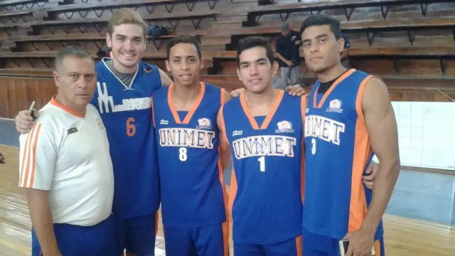 Juan Pablo y sus compañeros de básquetbol