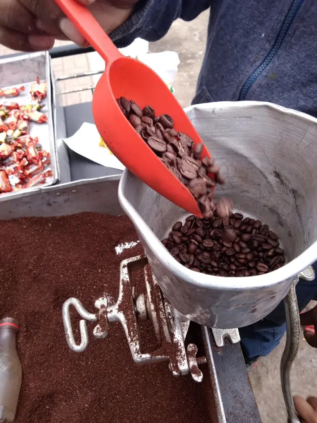 Granos de café molidos.