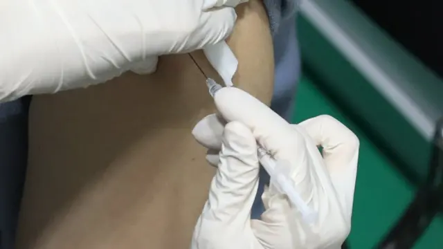 백신 미접종을 이유로 따돌리거나 괴롭히는 행위들은 업무상 적정범위를 넘어선 것으로 직장 내 괴롭힘에 해당할 수 있다