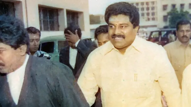 1996ல் ஜெயலலிதா மீதான சொத்து குவிப்பு வழக்கு தொடர்பாக அவரது வளர்ப்பு மகன் சுதாகரன் சென்னை சிறப்பு நீதி மன்றத்தில் ஆஜராக வந்த போது எடுக்கப்பட்ட படம்.