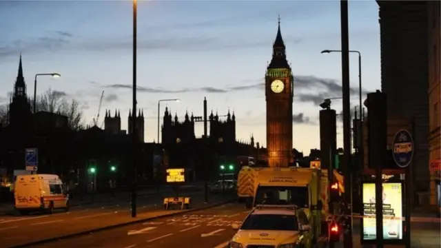 জরুরী সেবাদানকারী কর্মীরা ঘটনাস্থলে কাজ করছেন