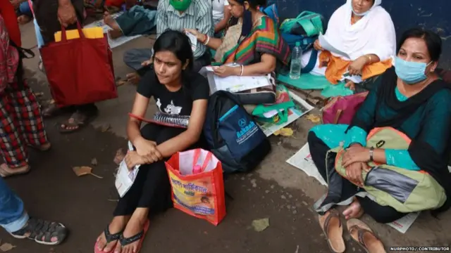 नीट परीक्षा के लिए दरवाज़ा खुलने का इंतज़ार करते परीक्षार्थी और उनके परिजन