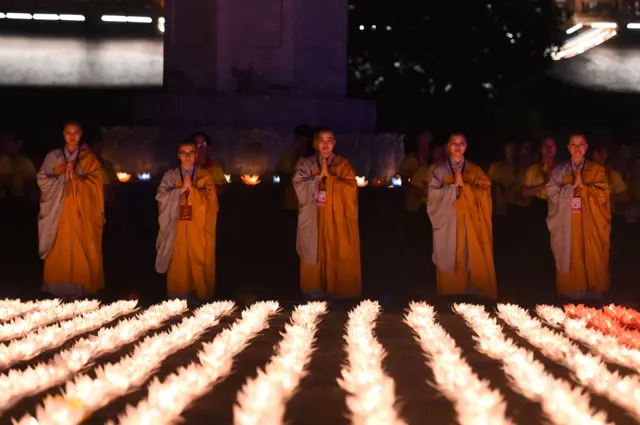 พระสงฆ์จากนานาประเทศ มาร่วมกันสวดมนต์ภาวนาอย่างพร้อมเพรียงกัน