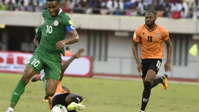 Mikel Obi gba bọọlu kọja agbabọọlu Zambia kan